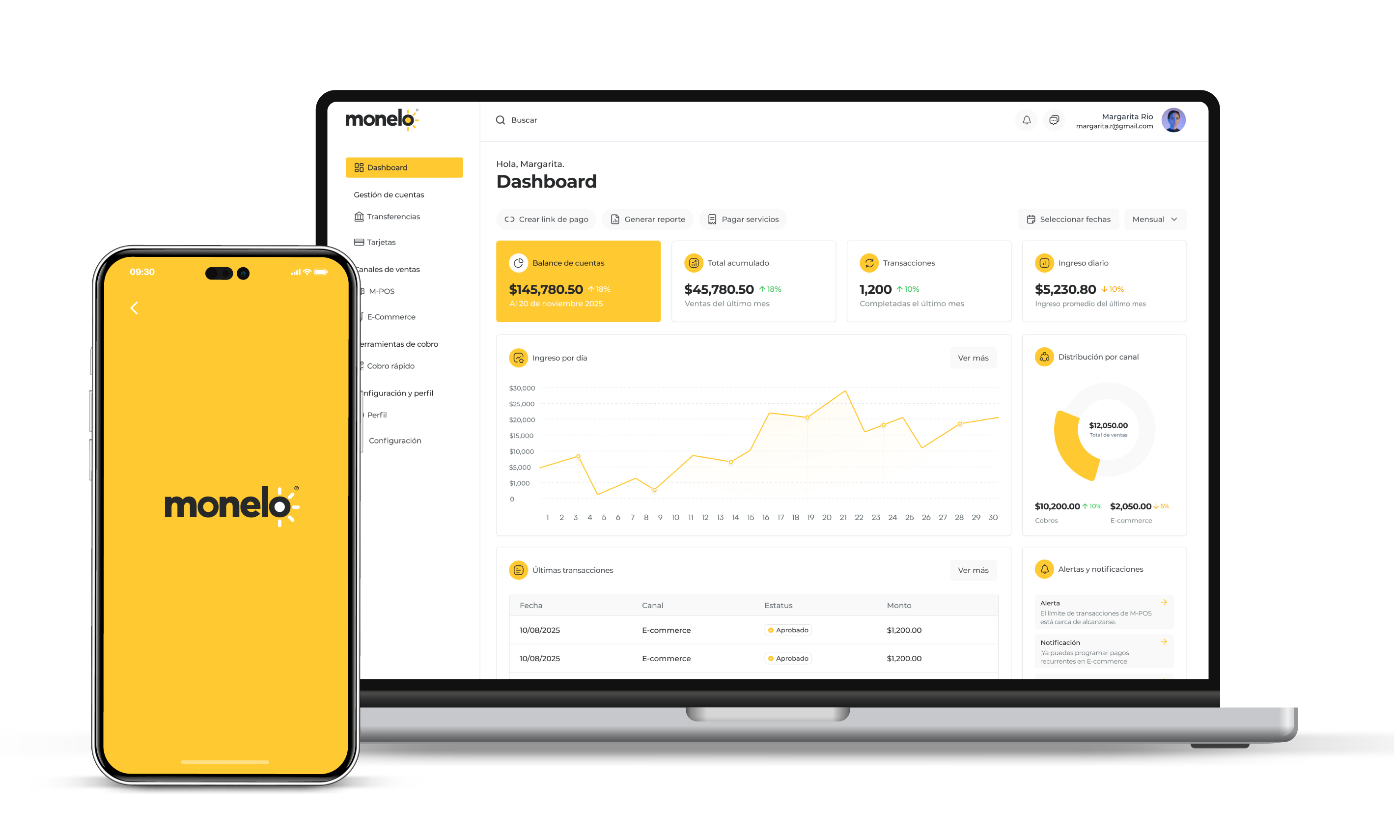 Mujer sonriendo y usando su tarjeta de débito/crédito.